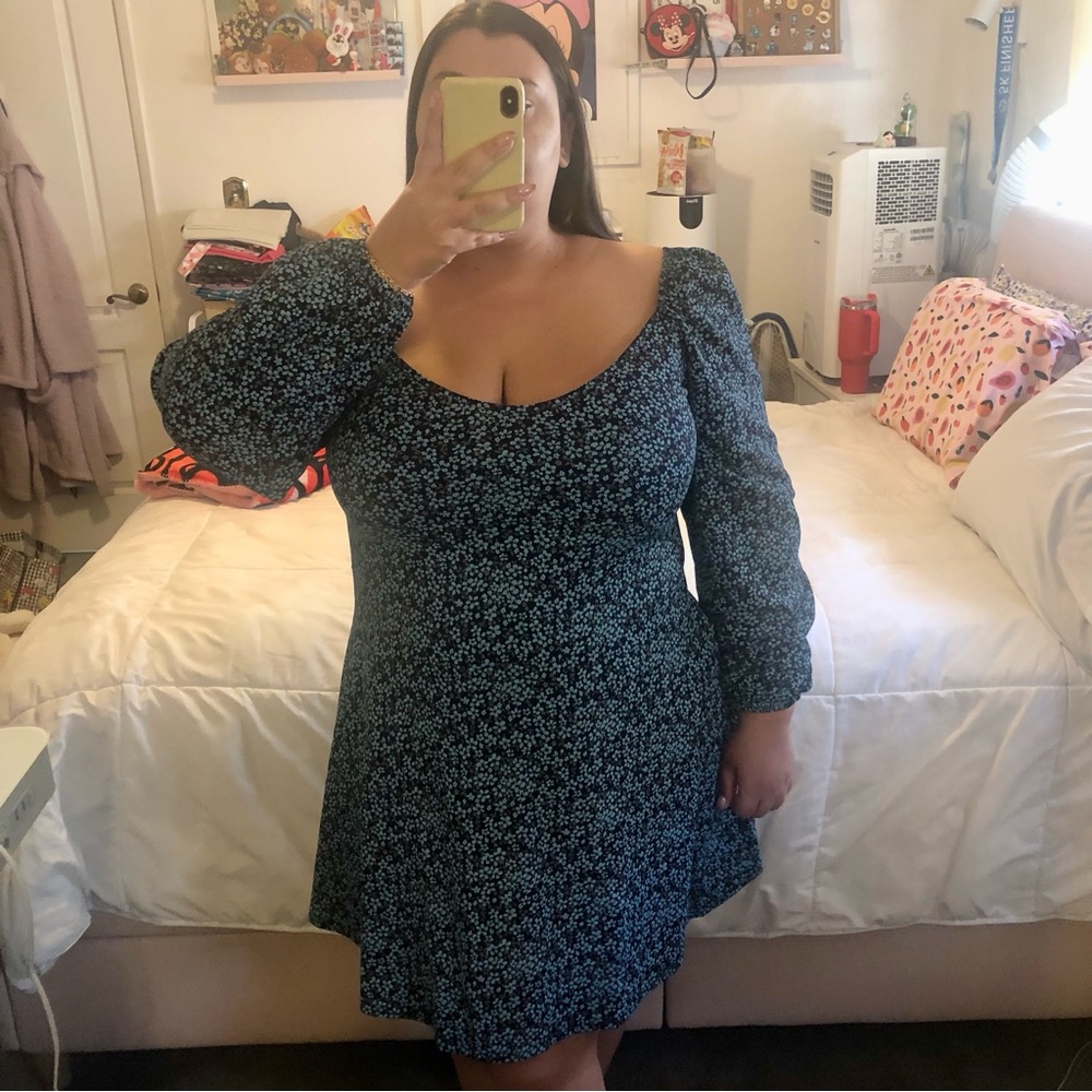 Missguided size 16 floral dress
Sinched long sleeves 
New with tags never worn